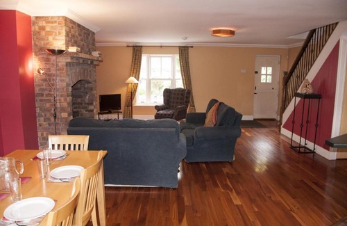 Bettystown House | Family-Friendly Retreat at Courtyard Holiday Cottages No 9