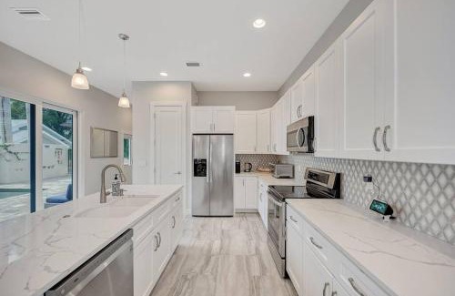 Gillespie Park House | Inviting Courtyard Home with Pool & Spa Near Beach