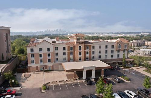 North Kansas City Hotel | Discover Courtyard Kansas City at Briarcliff with Pool Access