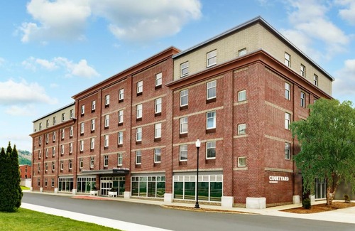 Keene Hotel | Relax at Courtyard Keene Downtown with Pool & Ocean View