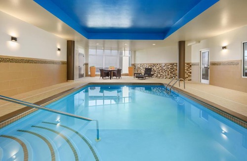 Keene Hotel | Relax at Courtyard Keene Downtown with Pool & Ocean View