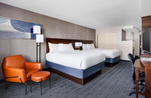 Keene Hotel | Relax at Courtyard Keene Downtown with Pool & Ocean View