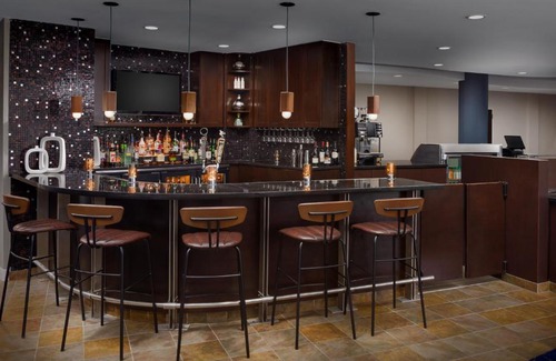 Keene Hotel | Relax at Courtyard Keene Downtown with Pool & Ocean View