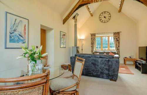 Edwinstowe House | Experience Family Comfort at Courtyard Lodge - 5-Star Stay