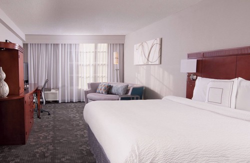 Coral Gables Section Hotel | Stylish Courtyard Miami in Coral Gables with Pool & Spa