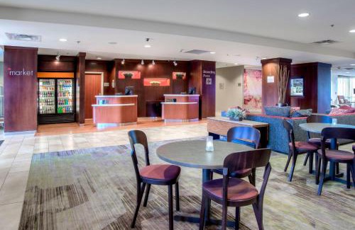 Spanish Fort Hotel | Exceptional Courtyard Mobile Spanish Fort with Pool & Dining