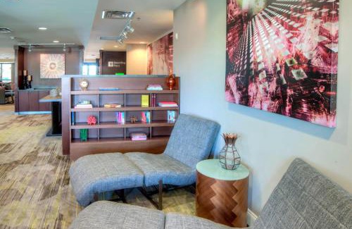 Spanish Fort Hotel | Exceptional Courtyard Mobile Spanish Fort with Pool & Dining