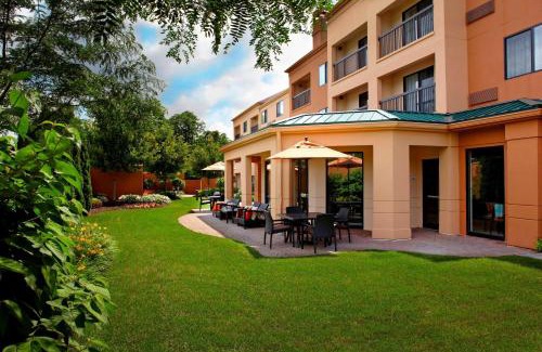 Newark Hotel | Cozy Courtyard Newark Granville with Pool and Ocean Views
