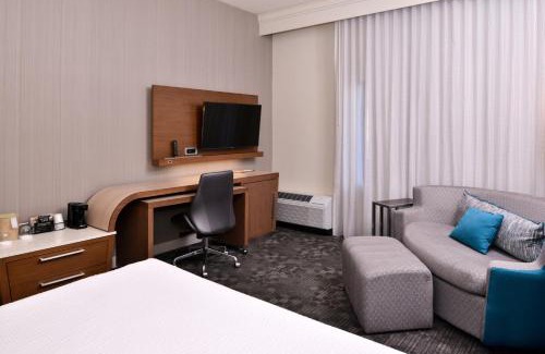 Palm Desert Hotel | Relax at Courtyard Palm Desert with Ocean Views & Pool