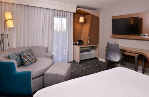 Palm Desert Hotel | Relax at Courtyard Palm Desert with Ocean Views & Pool