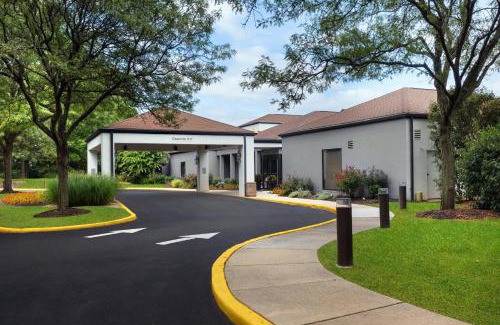Wayne Hotel | Welcoming Courtyard Philadelphia Valley Forge with Pool & Dining