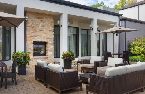 Wayne Hotel | Welcoming Courtyard Philadelphia Valley Forge with Pool & Dining