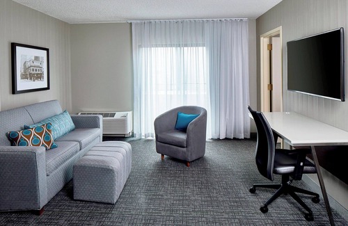 Lloyd District Hotel | Pet-Friendly Stay at Courtyard Portland Downtown/Convention Center