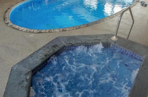 Hyannis Apartment | Relax at Courtyard Resort: Oceanfront Poolside Escape