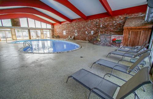 Hyannis Apartment | Relax at Courtyard Resort: Oceanfront Poolside Escape