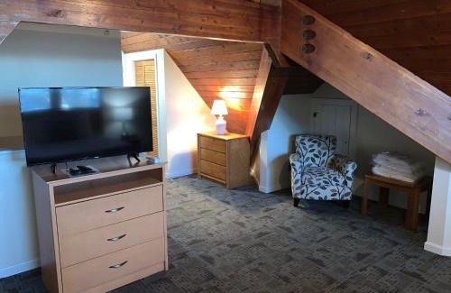 Hyannis Apartment | Relax at Courtyard Resort: Oceanfront Poolside Escape
