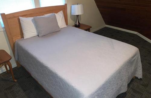 Hyannis Apartment | Relax at Courtyard Resort: Oceanfront Poolside Escape