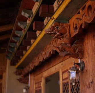 Shangri-La Bed & Breakfast | Discover Courtyard Shangri-la: Pet-Friendly Retreat