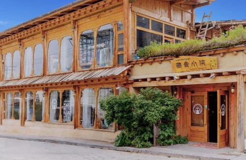 Shangri-La Bed & Breakfast | Discover Courtyard Shangri-la: Pet-Friendly Retreat