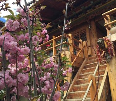 Shangri-La Bed & Breakfast | Discover Courtyard Shangri-la: Pet-Friendly Retreat