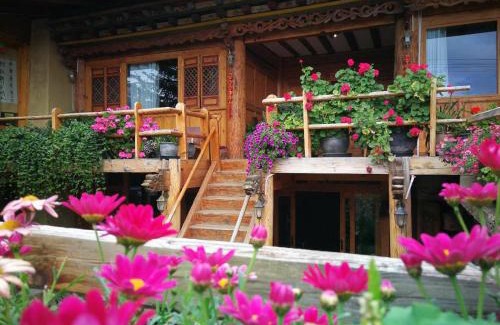 Shangri-La Bed & Breakfast | Discover Courtyard Shangri-la: Pet-Friendly Retreat