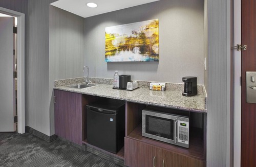 Somerset Hotel | Inviting Courtyard Somerset by Marriott with Pool & Spa