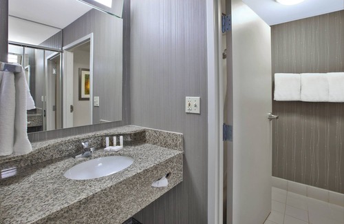 Somerset Hotel | Inviting Courtyard Somerset by Marriott with Pool & Spa