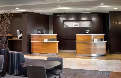Bridgeton Hotel | Welcoming Courtyard St. Louis Airport with Pool & Dining