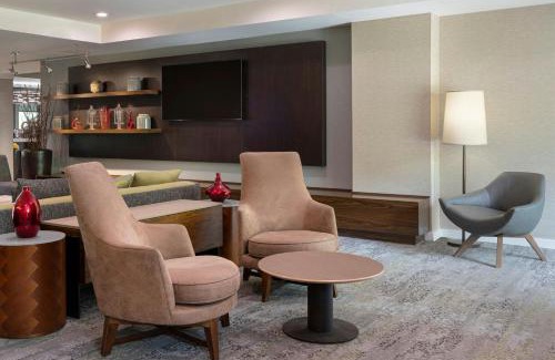 Bridgeton Hotel | Welcoming Courtyard St. Louis Airport with Pool & Dining