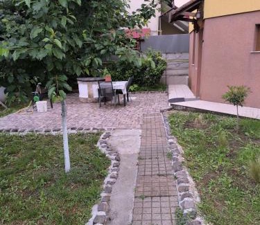 Oradea House | Eco-Friendly Courtyard Studio with Hot Tub & Fireplace