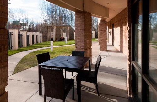 Norfolk - Virginia Beach Hotel | Comfortable Courtyard Suffolk Chesapeake with Pool & Dining