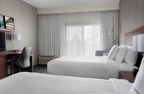 East Syracuse Hotel | Cozy Courtyard Syracuse Carrier Circle with Pool & Dining