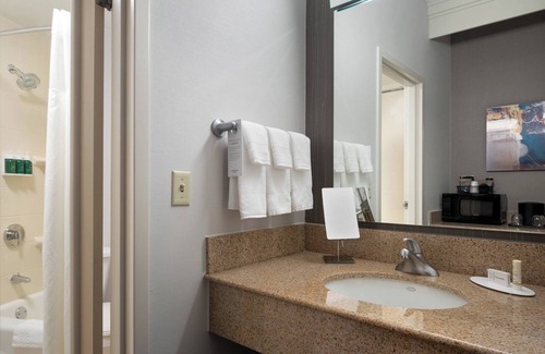 East Syracuse Hotel | Cozy Courtyard Syracuse Carrier Circle with Pool & Dining
