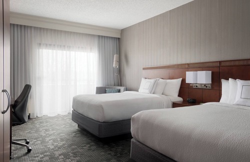 East Syracuse Hotel | Cozy Courtyard Syracuse Carrier Circle with Pool & Dining