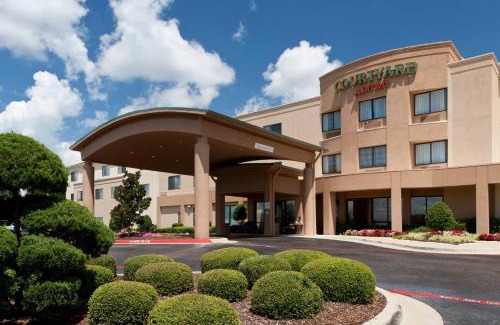 Texarkana Hotel | Inviting Courtyard Texarkana: Family-Friendly Amenities Await