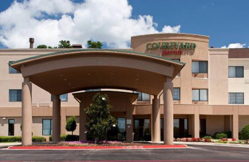 Texarkana Hotel | Inviting Courtyard Texarkana: Family-Friendly Amenities Await