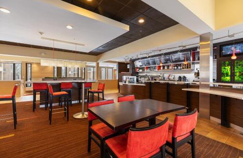 Holland Hotel | Relax at Courtyard Toledo Airport Holland with Pool & Dining