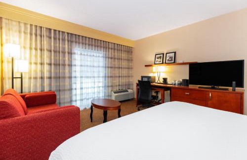 Holland Hotel | Relax at Courtyard Toledo Airport Holland with Pool & Dining