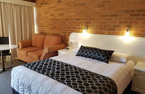 Inverell Hotel | Top-Rated Cousins Motor Inn: Pool, Kitchen & Breakfast
