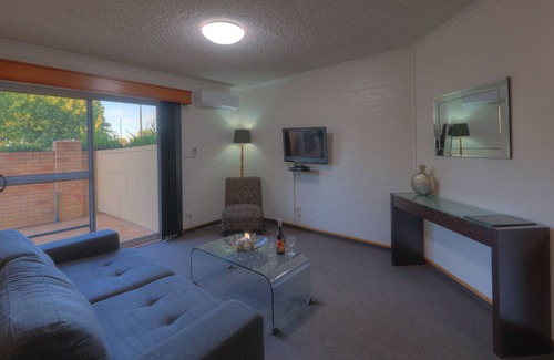 Inverell Hotel | Top-Rated Cousins Motor Inn: Pool, Kitchen & Breakfast
