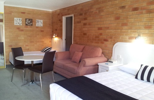 Inverell Hotel | Top-Rated Cousins Motor Inn: Pool, Kitchen & Breakfast
