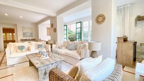 Covas Ski Chalet | Experience Relaxation at Covas Seabreeze Cottage - 4 Star Stay