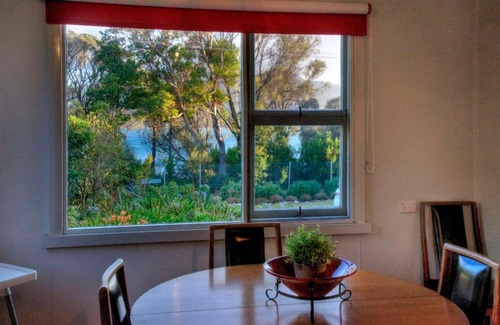 Coles Bay House | Relaxing Cove Beach Apartment with Private Ocean View