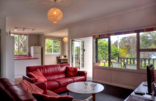 Coles Bay House | Relaxing Cove Beach Apartment with Private Ocean View