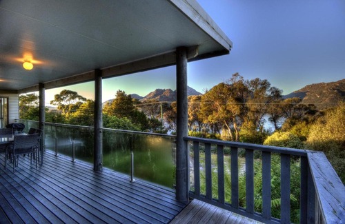 Coles Bay House | Beachfront Cove Apartment 2: Guest Rated 9/10 Stay
