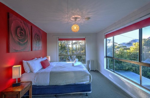 Coles Bay House | Beachfront Cove Apartment 2: Guest Rated 9/10 Stay