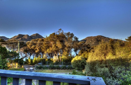 Coles Bay House | Beachfront Cove Apartment 2: Guest Rated 9/10 Stay