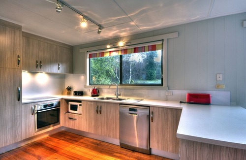 Coles Bay Apartment | Beautiful Cove Beach Apartment 2 with Ocean Views & Spa