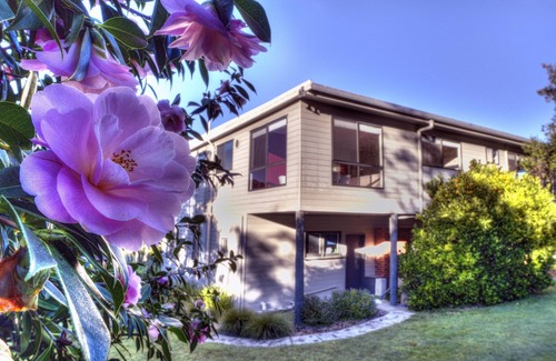 Coles Bay Apartment | Beautiful Cove Beach Apartment 2 with Ocean Views & Spa