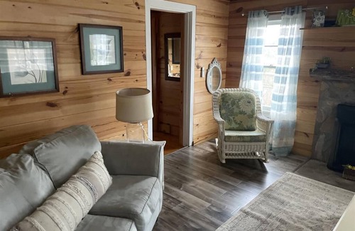 Jones Mills Cabin | Cozy Cove Creek Cabins: Pet-Friendly Retreat with Spa & Kitchen